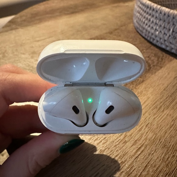 AirPods 1st Generation - Picture 3 of 4